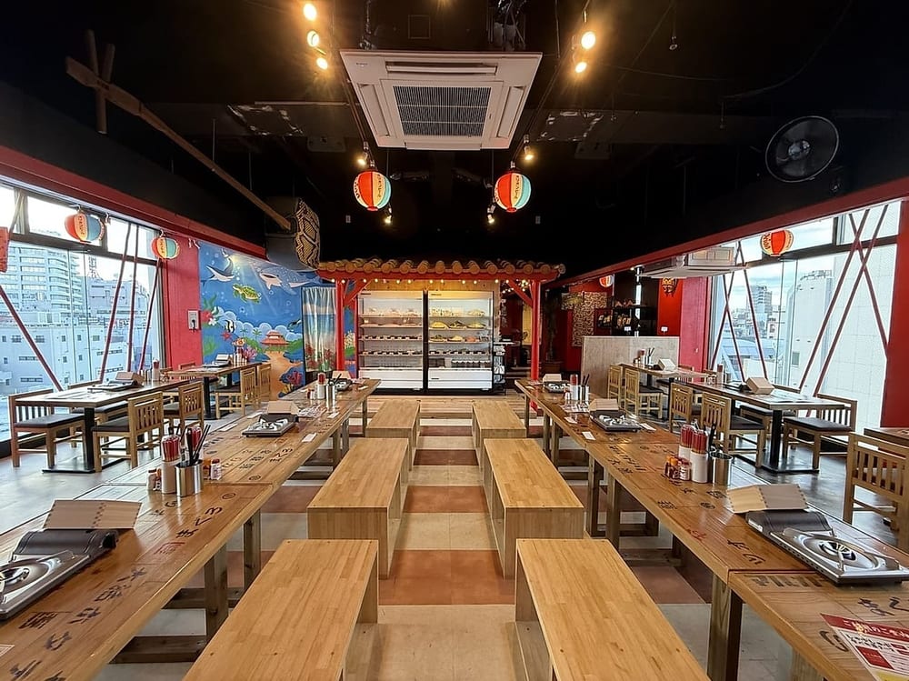 テーブル席とベンチが並ぶ店内の全景