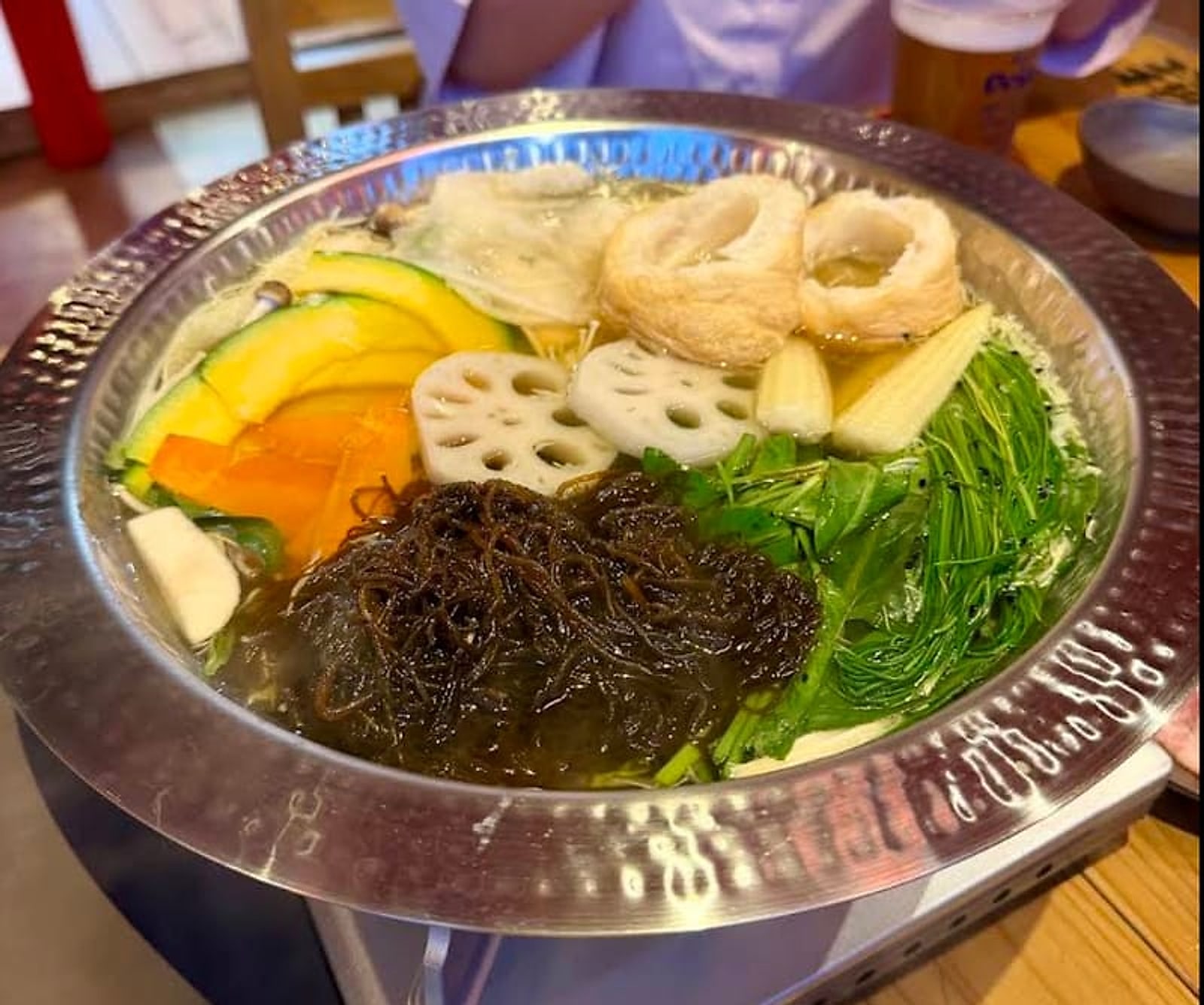 島野菜ともずくをたっぷり入れたしゃぶしゃぶ鍋